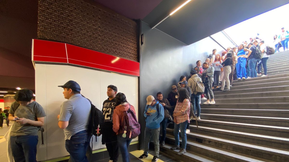 En las estaciones se logró evidenciar largas filas de usuarios.