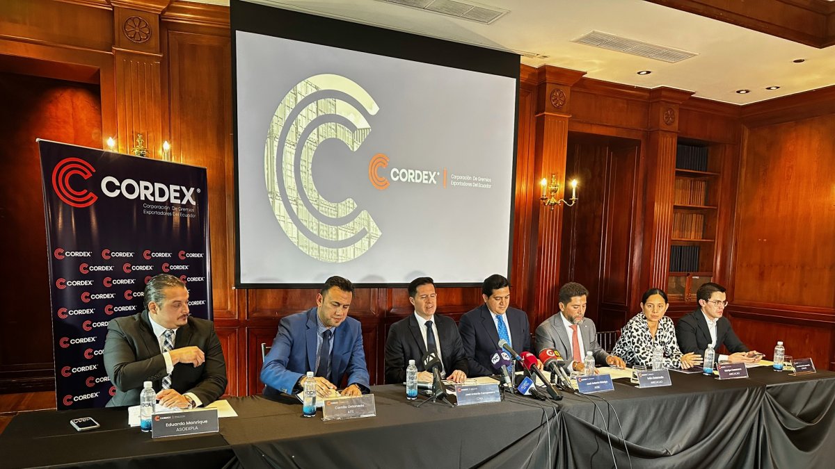 Los representantes de Cortes, en rueda de prensa, este 28 de noviembre en Quito.