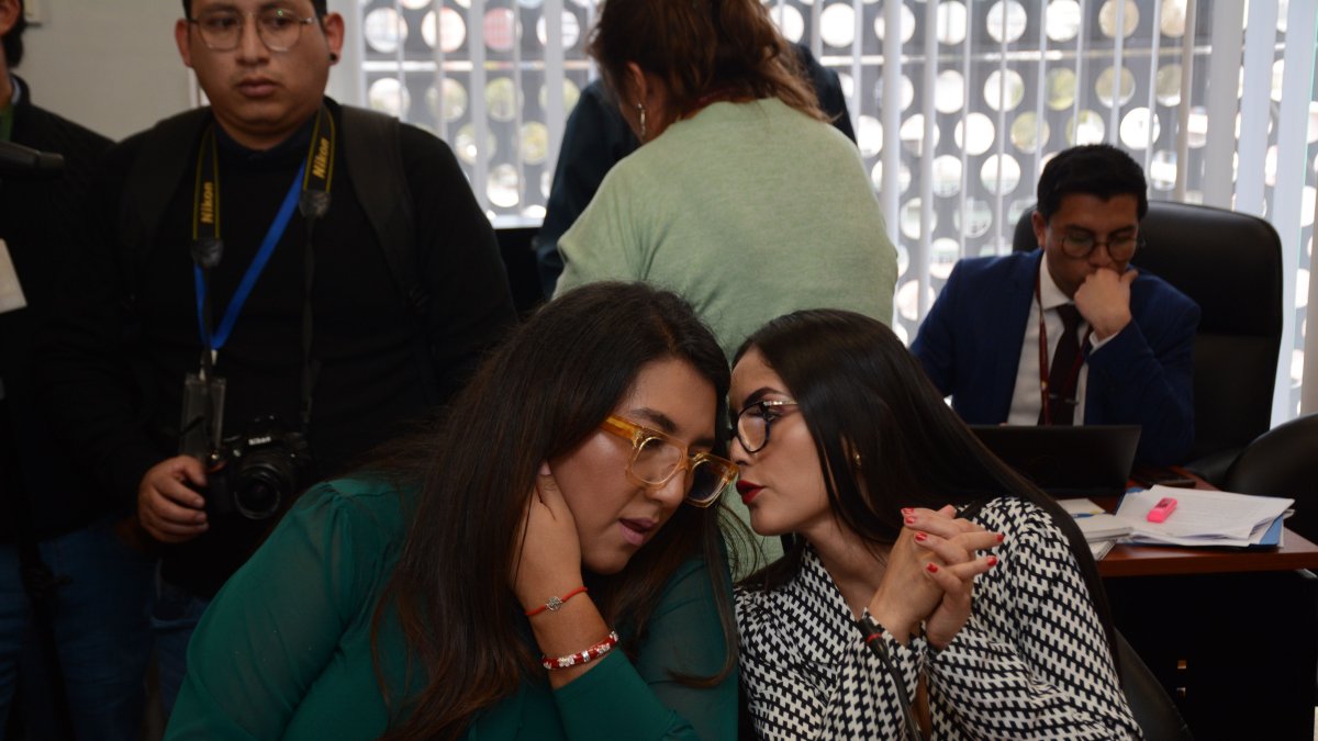 La legisladora del correísmo, Gissela Garzón, junto a Viviana Veloz, también de la Revolución Ciudadana.