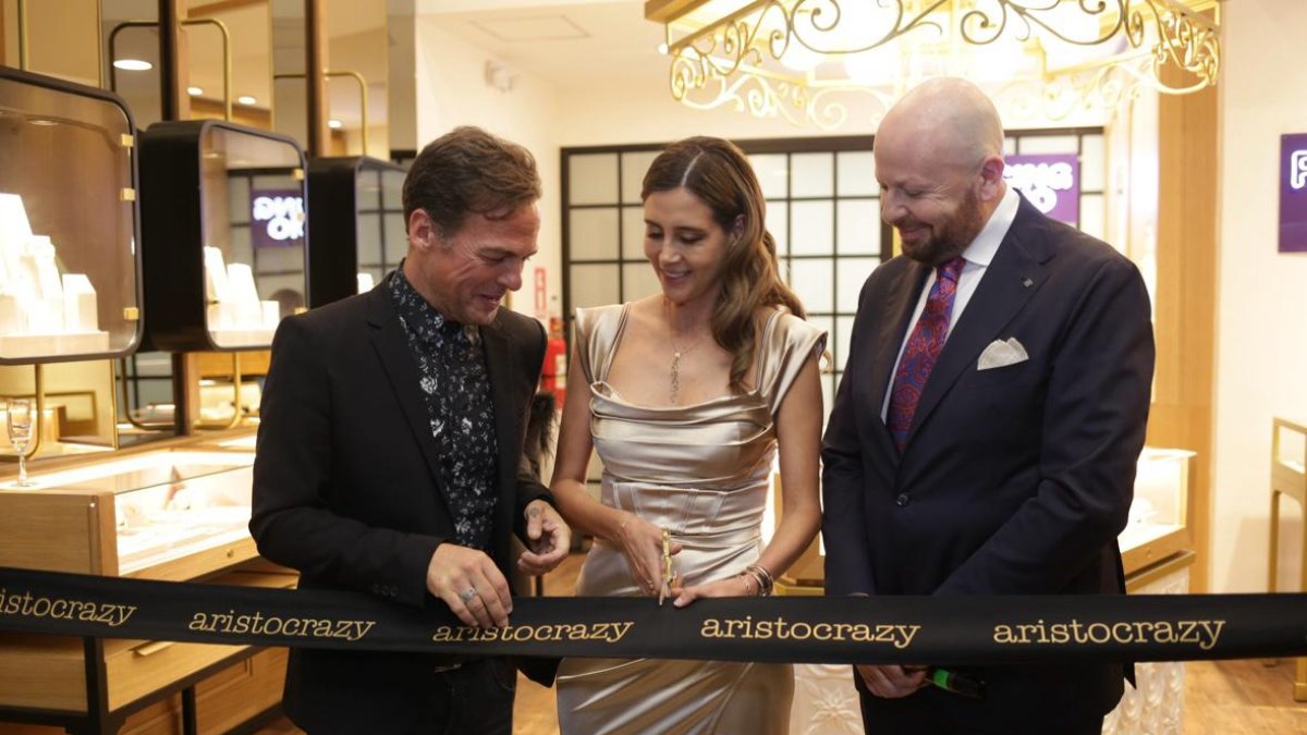 Directivos de la firma, en el acto de inauguración.