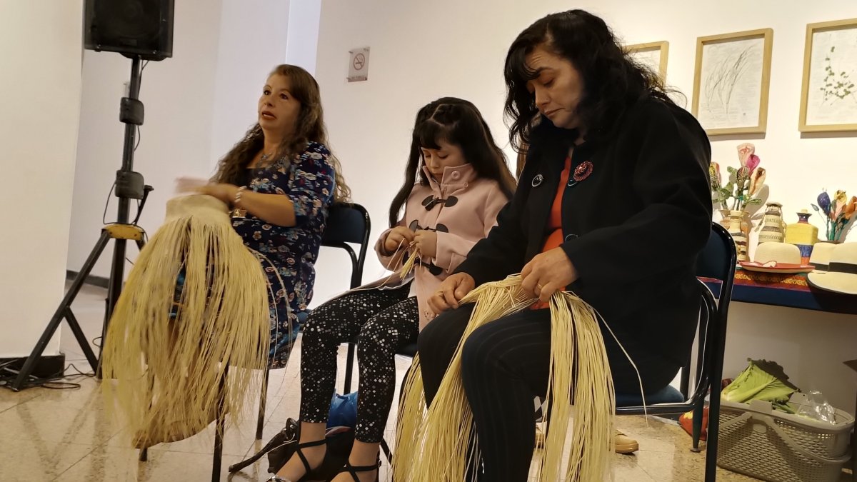 Nancy Portilla, Damarys Mendoza y su madre Laura Matute comparten el gusto por el oficio del tejido de paja toquilla.