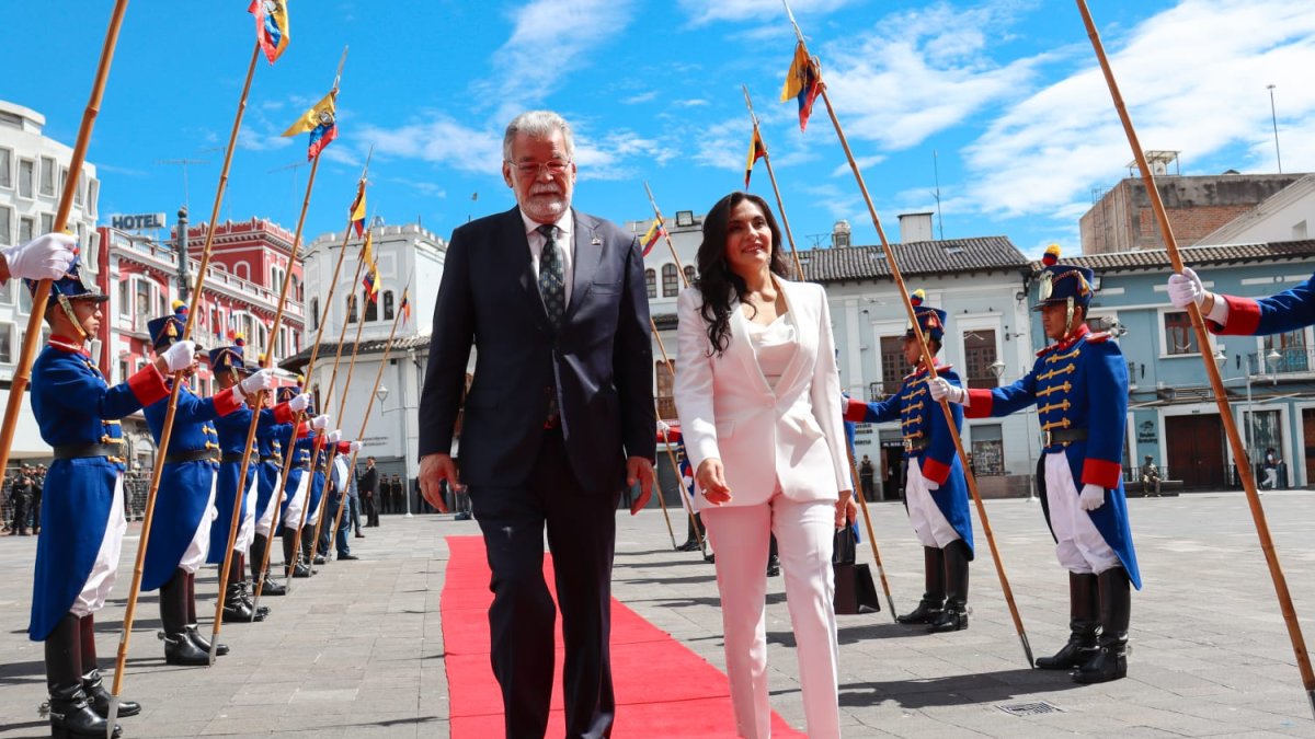 La segundo al mando. La vicepresidenta, que dentro de poco saldrá rumbo a Israel, durante la ceremonia de cambio de mando.