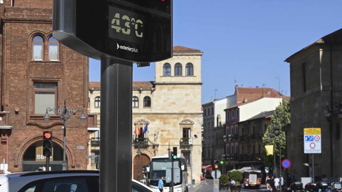 Un termómetro marca 43 grados en León (España). Con una ola de calor en pleno apogeo.