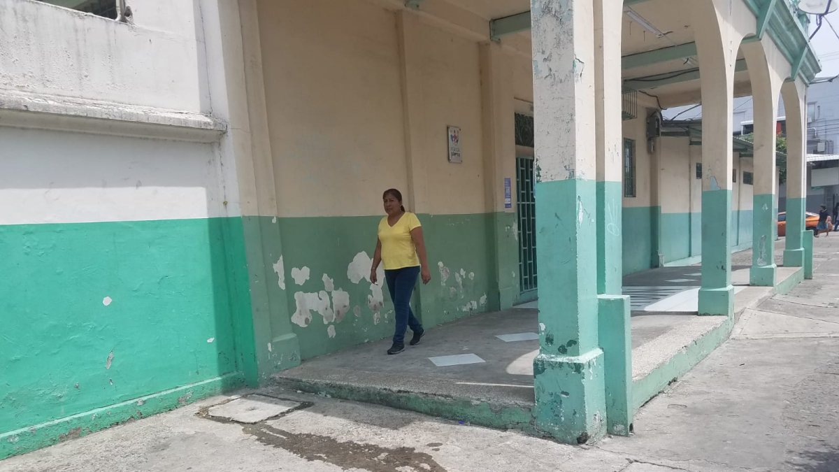 La alcantarilla está junto a un colegio