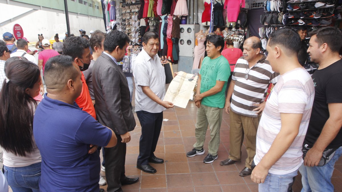 Rechazo. Hernán Coloma (blanco) junto con su hijo Franklin y otros dirigentes de la Bahía analizan tomar medidas ante la decisión del Concejo.