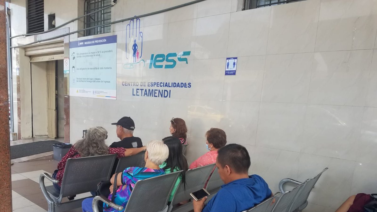 Un grupo de afiliados del IESS y familiares esperan su turno para ser atendidos en el centro de especialidades Letamendi, de Guayaquil