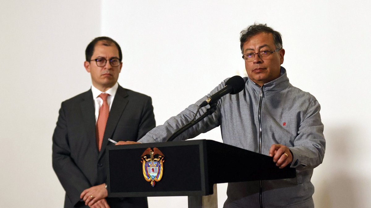 El presidente de Colombia, Gustavo Petro (d), acompañado del fiscal general colombiano, Francisco Barbosa.