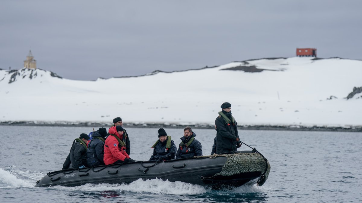 El presidente Gabriel Boric (3d) junto al secretario general de las ONU, Antonio Guterres (c), el jueves 23 de noviembre de 2023, durante su visita a la Base O`Higgins, en la Antártida (Chile).