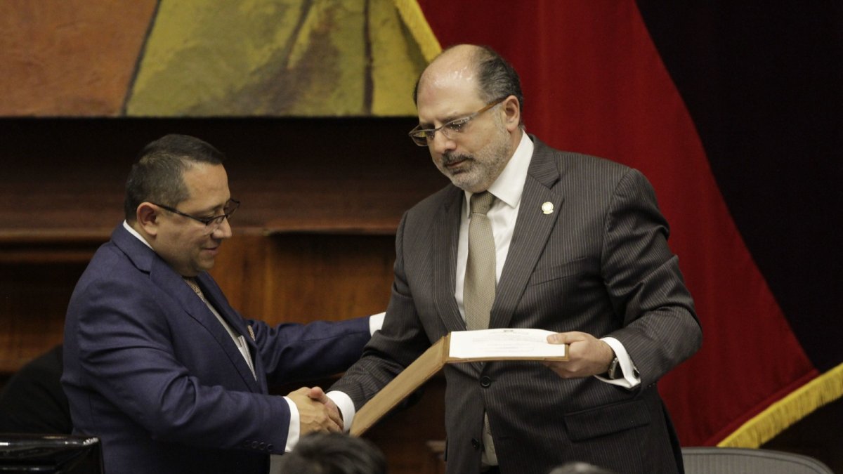 Sesión. Mauricio Torres (izq.) recibió el martes 28 de noviembre de Henry Kronfle, presidente de la Asamblea, su nombramiento.