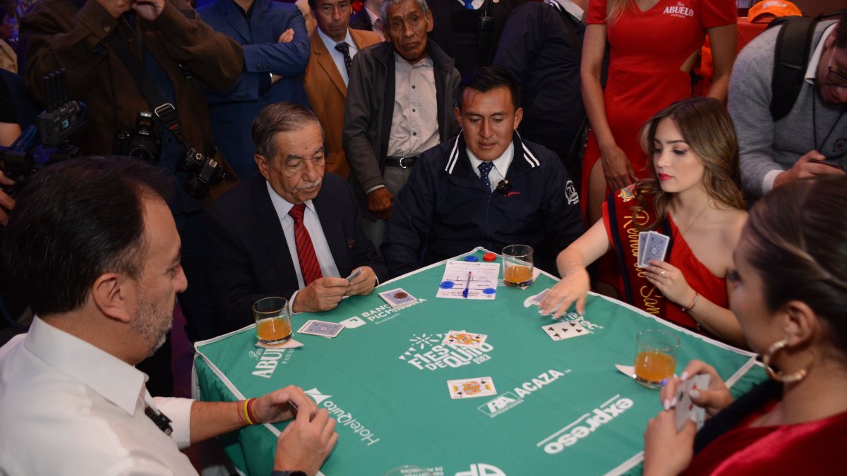 José Granizo (c) y Martina Andrade derrotaron al alcalde Pabel Muñoz (i) y a la reina de Quito, Camila Becerra (d).