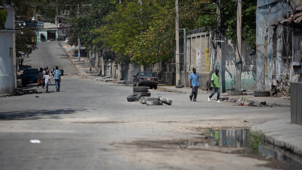 Calles casi completamente vacías, debido a los enfrentamientos entre bandas armadas en Puerto Príncipe (Haití).