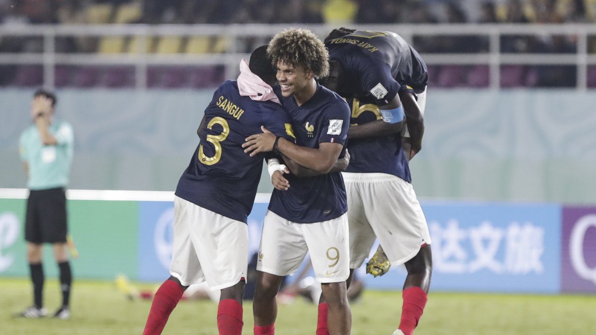 Los jugadores de Francia celebran tras ganar el partido de semifinales del Mundial Sub-17.