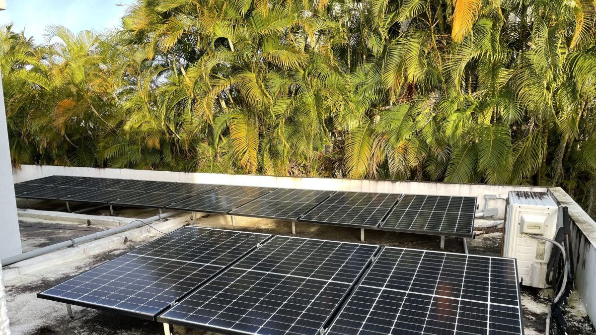 Placas solares instaladas en el tejado de una casa en Guaynabo, Puerto Rico.