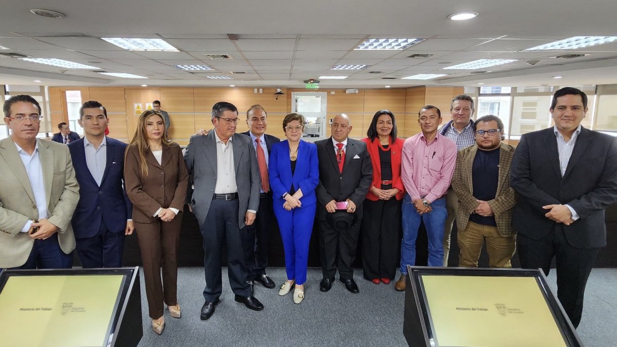 Foto oficial de la ministra Ivonne Núñez (c) junto al Consejo Nacional de Trabajo y Salario, conformado por gremios de empleadores y trabajadores.