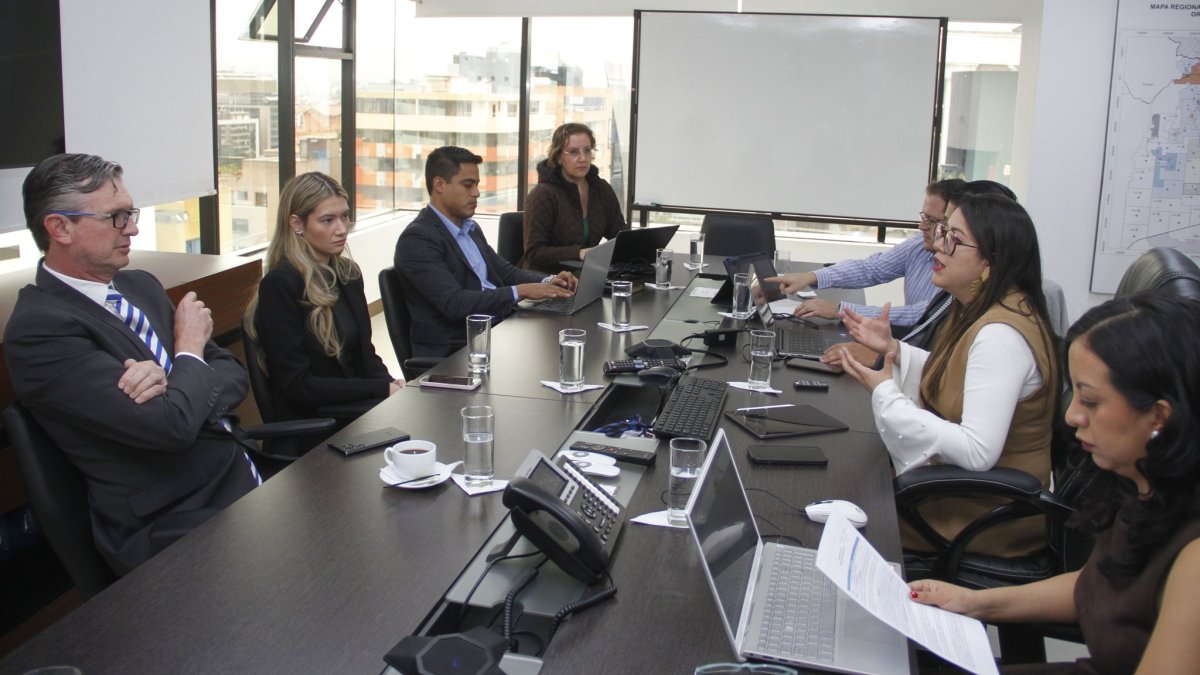 La ministra de Energía, Andrea Arrobo, en reunión con otros titulares de cartera se de Estado.