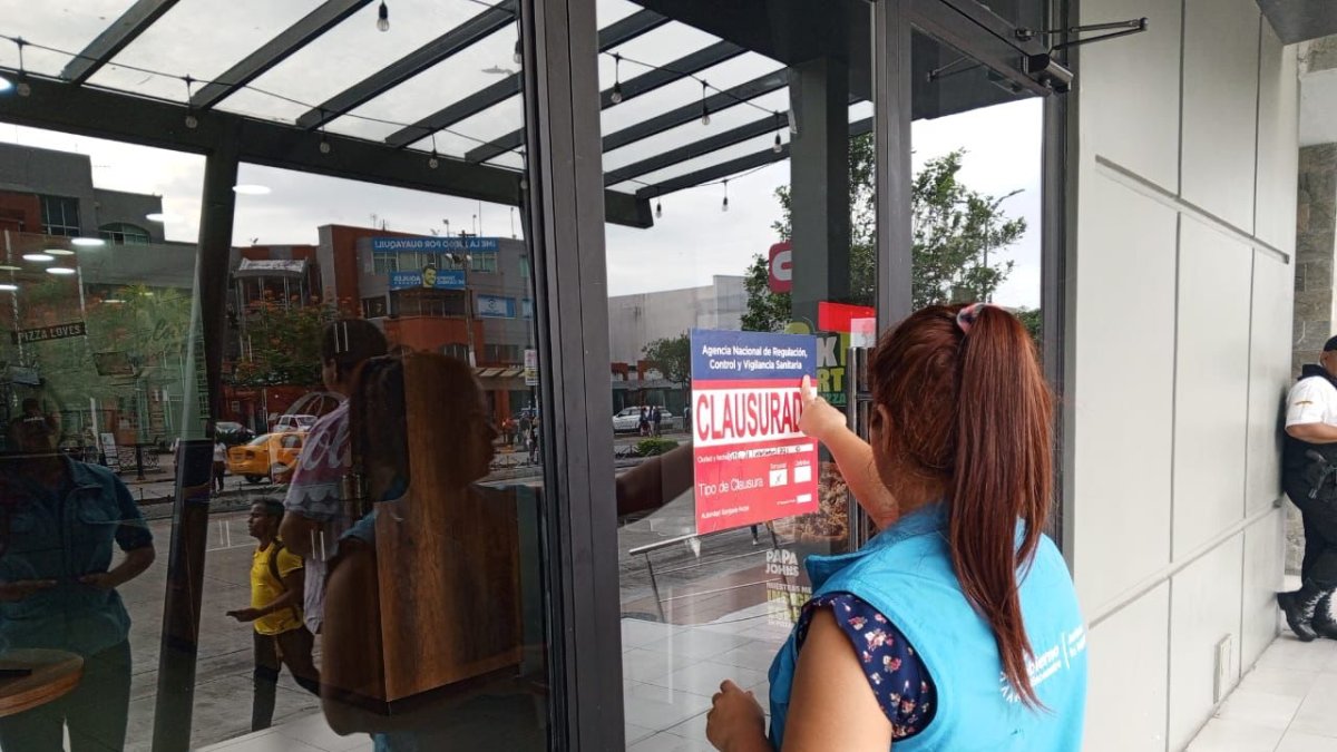 Lugar. Agentes de la Arcsa realizaron la clausura del local comercial por falta de higiene.