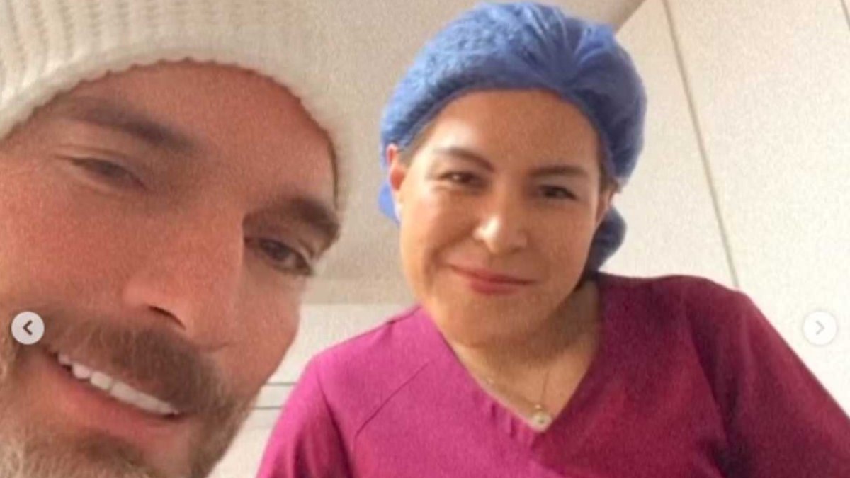 Julián Gil con su doctora.