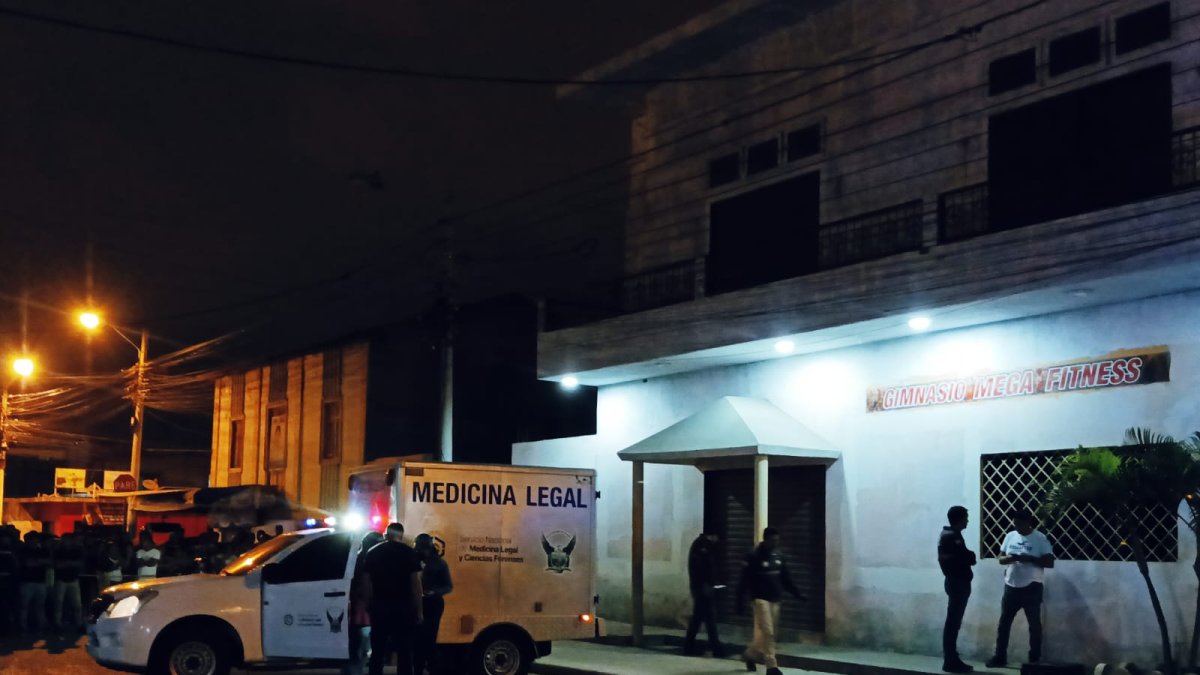 El levantamiento del cadáver en los exteriores del gimnasio de Jimmy Javier Arias, 'El Gringo', en La Libertad.