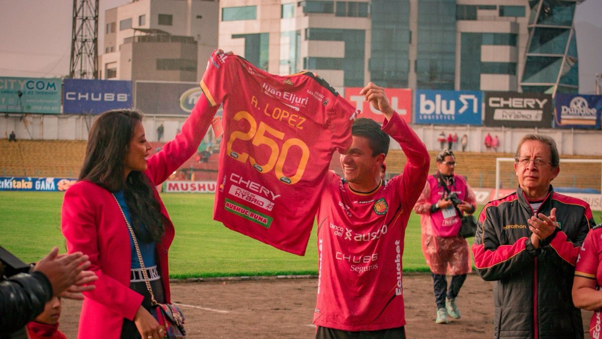 La familia del Pollo López en la cancha: Rossy Bravo, su esposa, y su mejor fan, su hija Pía Salomé.