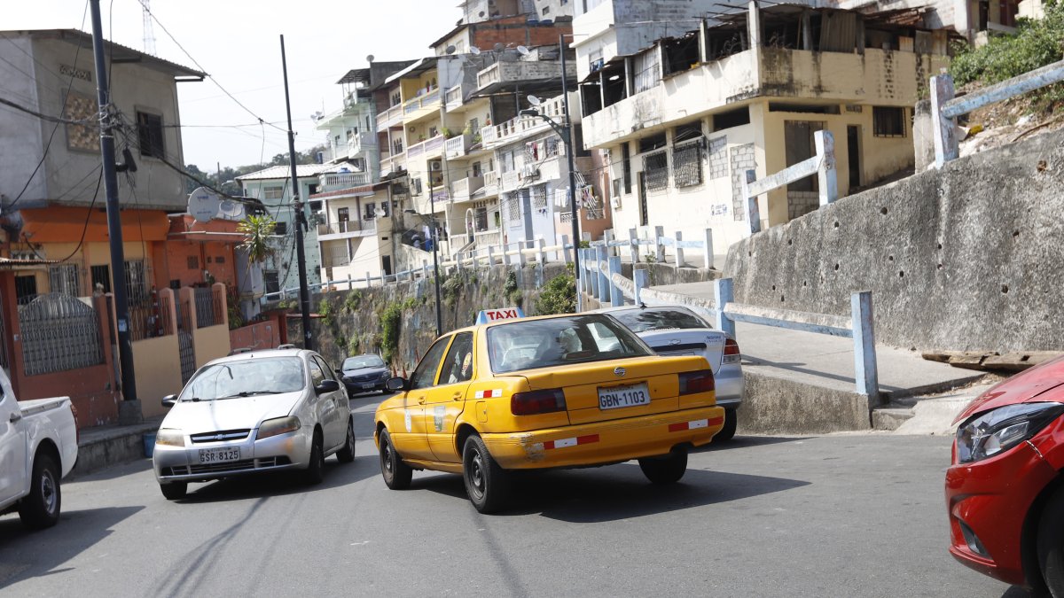 Tránsito. Los vehículos constantemente irrespetan que la calles son solo una vía y no hay multas para los infractores.