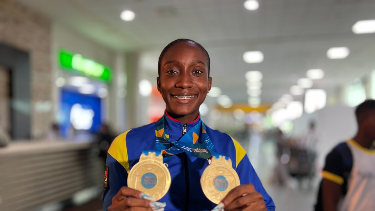 Kiara Rodríguez con las preseas de oro que consiguió en salto largo y 100 metros planos de Santiago 2023.