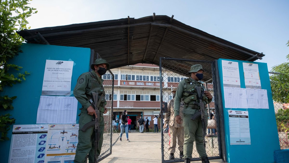 Barinas. Militares custodian el acceso a un centro de votación en unas elecciones recientes en Venezuela.
