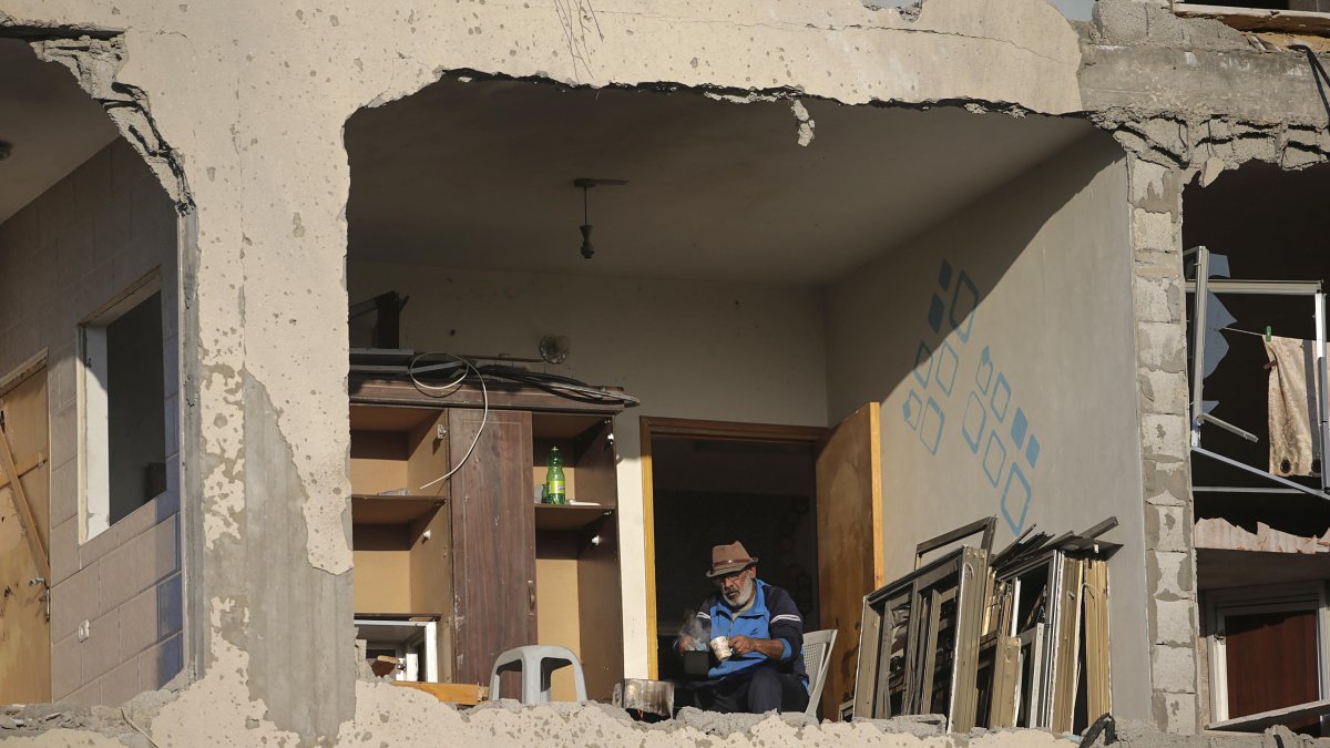 Un palestino cocina en su apartamento destruido en el campo de refugiados Al Nusairat, este miércoles en la Franja de Gaza.