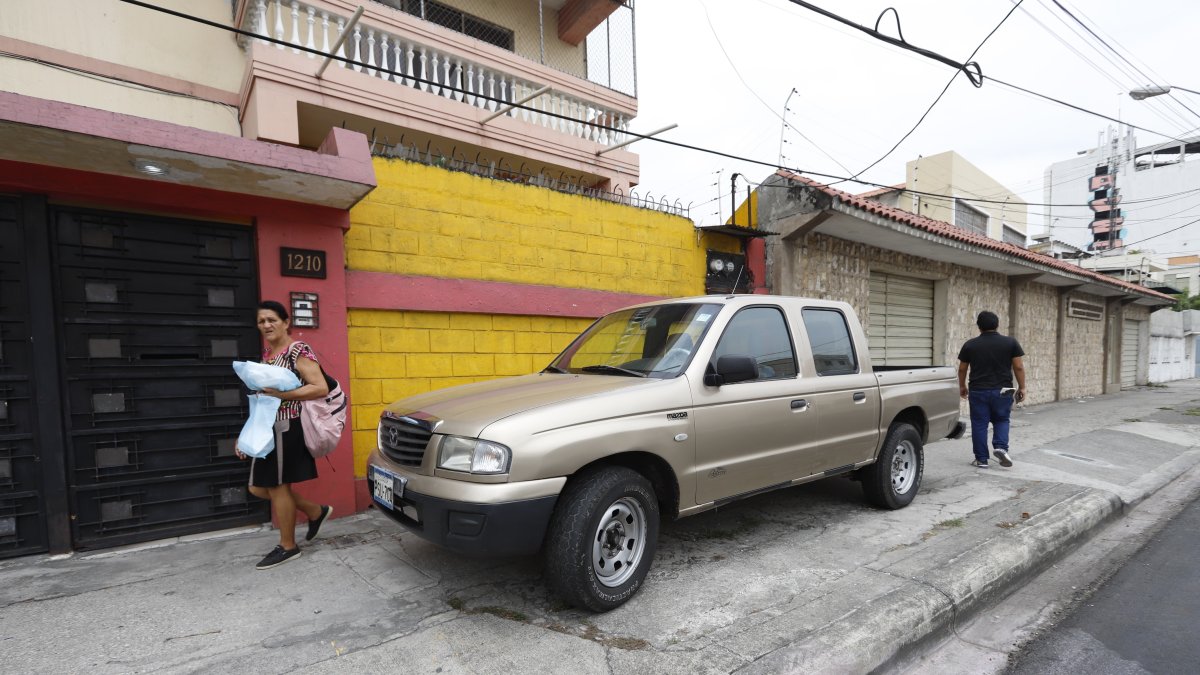 Vehículo ocupa espacio para el peatón en Tulcan y Cleente Ballen.