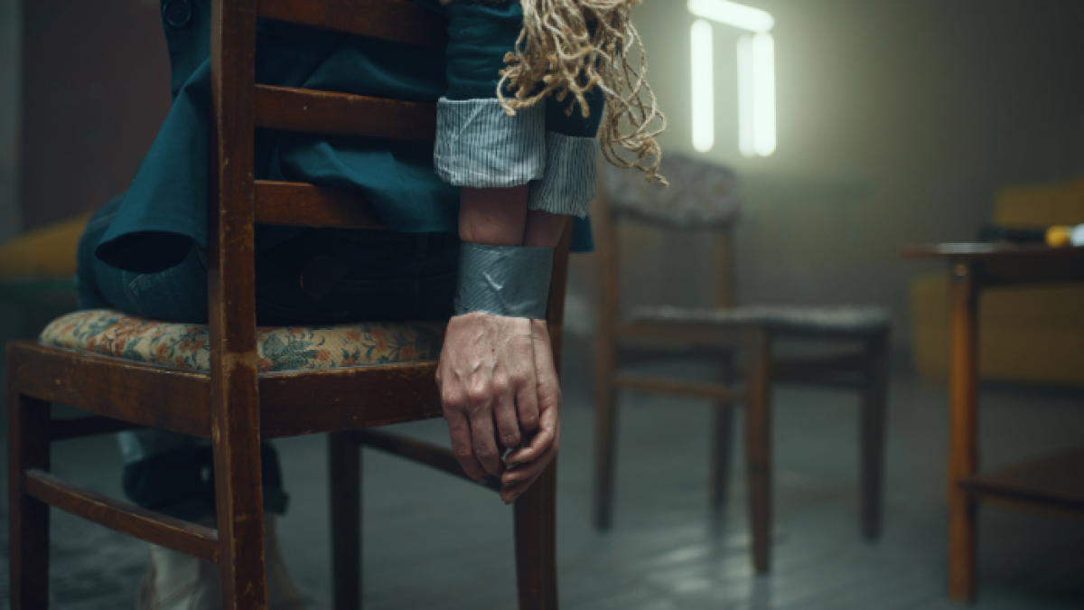 Referencial. El hombre fue hallado maniatado en un baño.