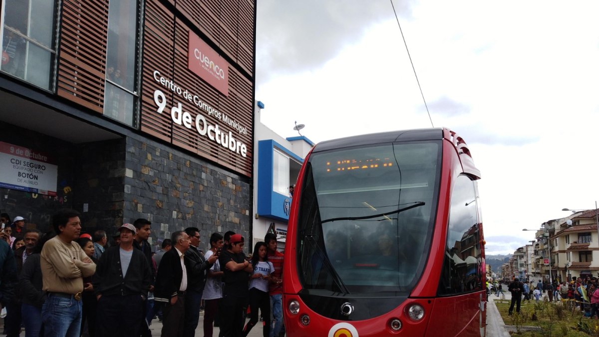 La unidad tranviaria logró frenar evitando impactarse con el automotor.