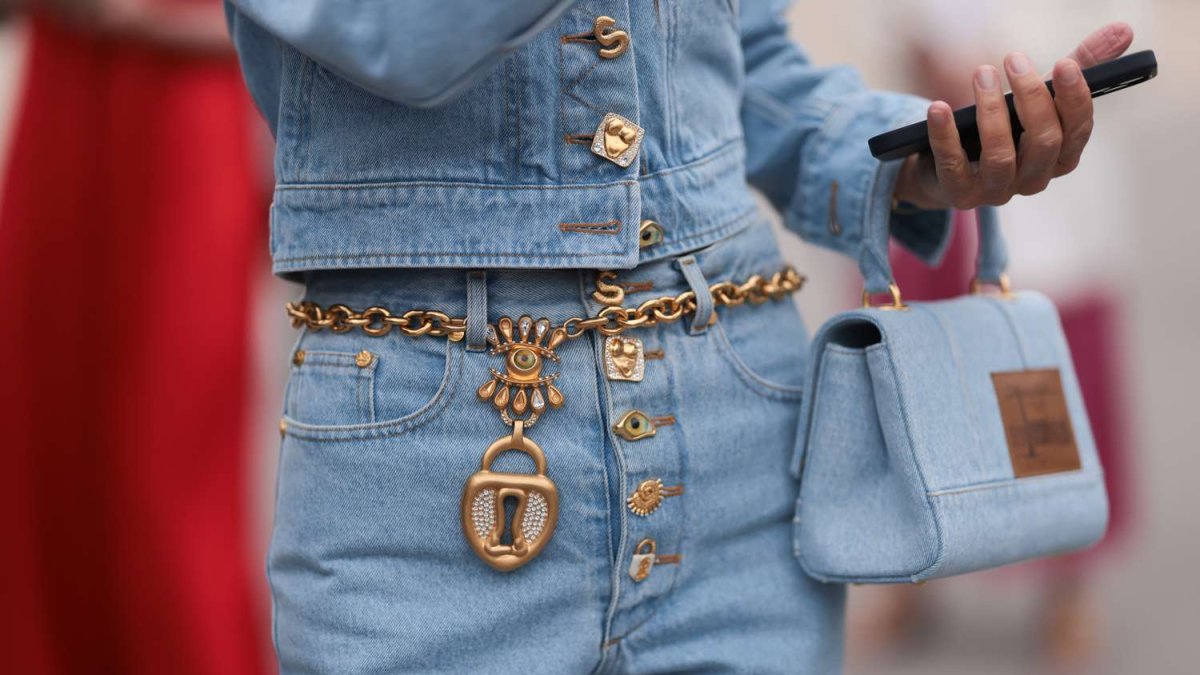 Utiliza los que vienen con adornos para elevar tu look básico.