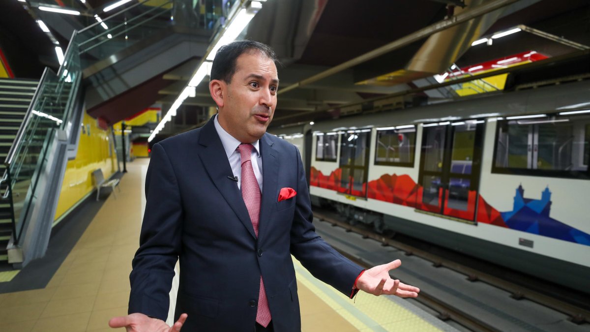 El gerente del Metro de Quito, Víctor Hugo Villacrés.