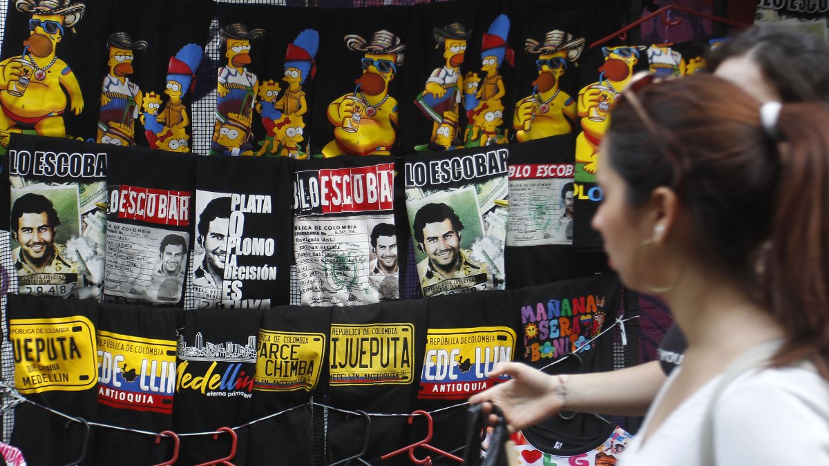 Camisetas con imágenes del narcotraficante colombiano Pablo Escobar, el 28 de noviembre de 2023, en Medellín (Colombia)