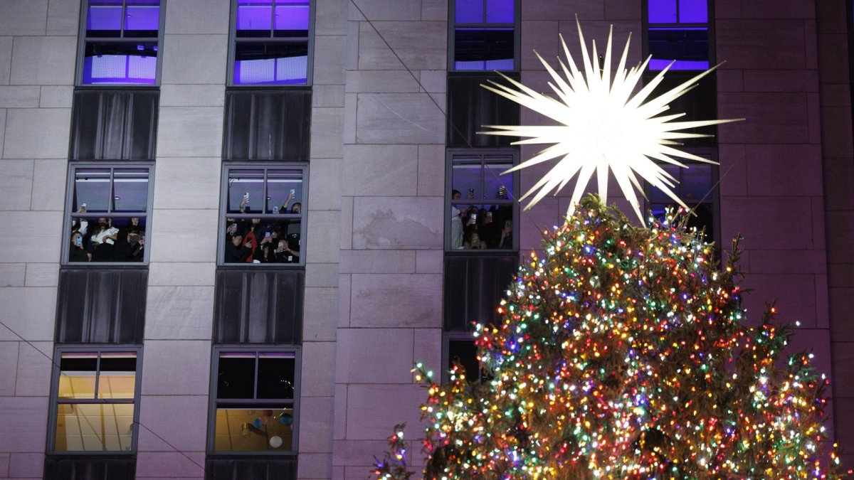 El árbol de Navidad de Rockefeller se enciende por primera vez esta temporada durante la 91ª ceremonia de encendido en Nueva York.