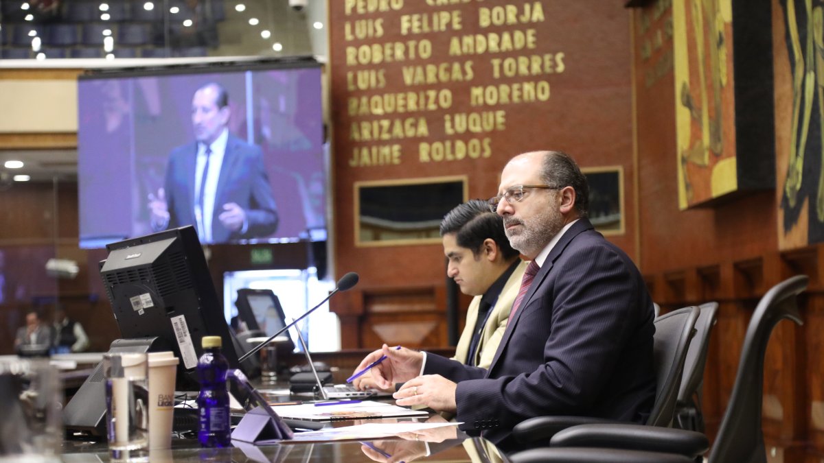 Pleno. La sesión 872 de la Asamblea, para tratar el juicio político del expresidente Guillermo Lasso fue dirigida por Henry Kronfle.