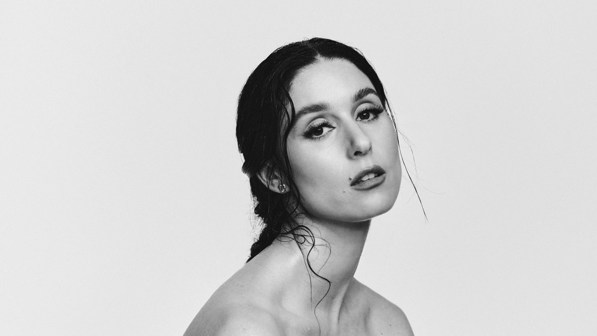 Francisca Valenzuela  profundiza sobre su último disco, Adentro. Comparte su opinión sobre el rol femenino en la industria musical.