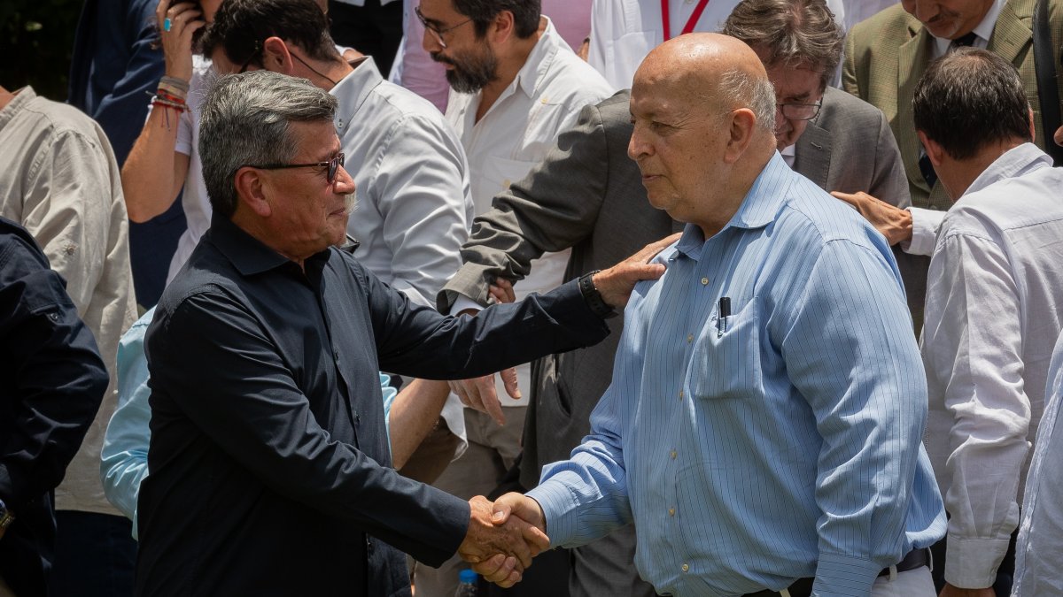 Bogotá. El jefe de la delegación del ELN, Pablo Beltrán (i), y el jefe de la delegación del Gobierno, Otty Patiño