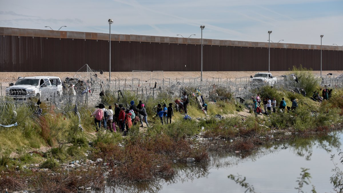 Migrantes pernoctan en las cercanías de la frontera con Estados Unidos este jueves 30 de noviembre de 2023 en Ciudad Juárez, en el estado de Chihuahua (México).