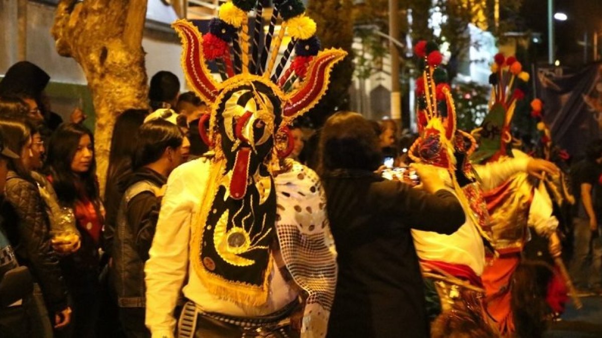 Desfile Mascarada Nocturna en la Av. Amazonas.