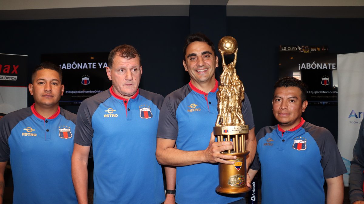 El argentino Martín Mandra posa con su cuerpo técnico y uno de los títulos que ganó con los chullas