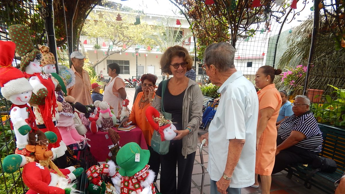 Referencial. En el bazar navideño exhibirán una variedad de artículos elaborados por ellos mismos.