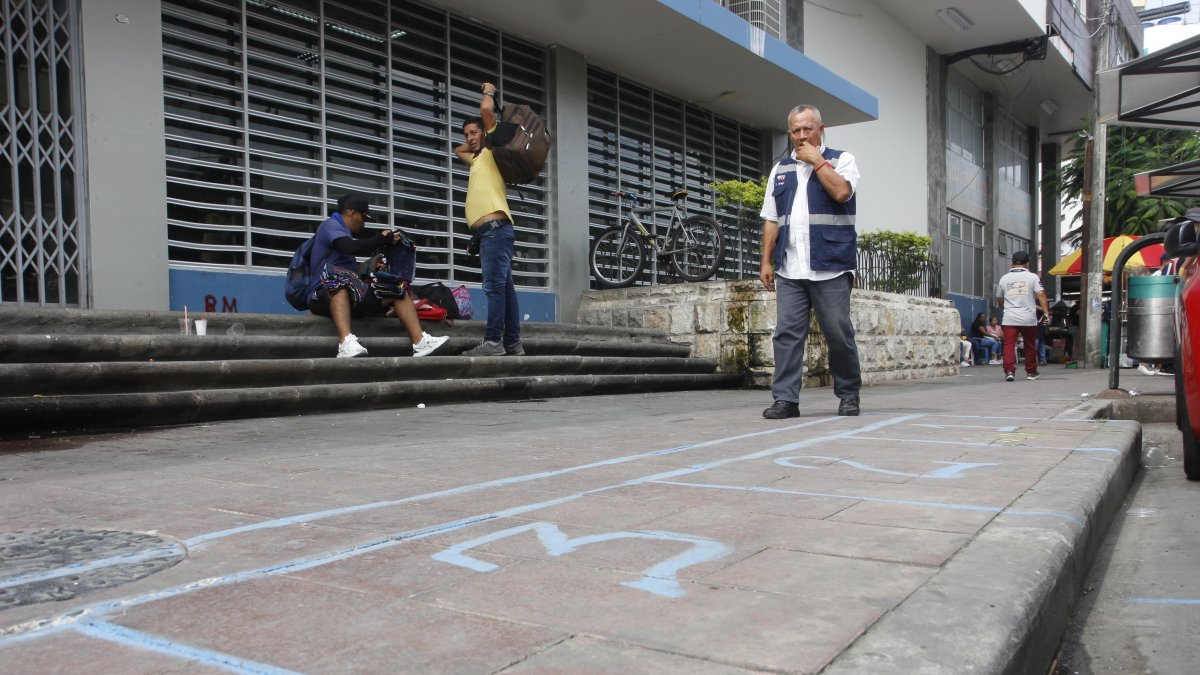 Comercio. Sobre las aceras de la Bahía ya están marcados los puestos.