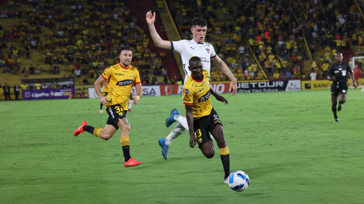 Janner Corozo marcó el 1-0 a favor del Barcelona en su último antecedente ante Liga, en el Monumental.