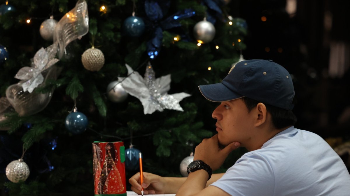 Los ecuatorianos piensan en que gastar este sueldo adicional.