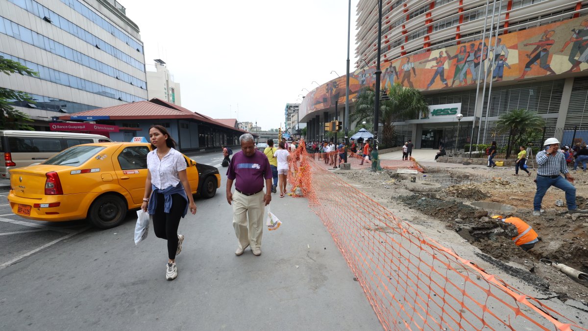 El alcalde de Guayaquil, Aquiles Álvarez, ha dicho que la obra pública se ha visto afectada por la deuda del Gobierno Nacional.