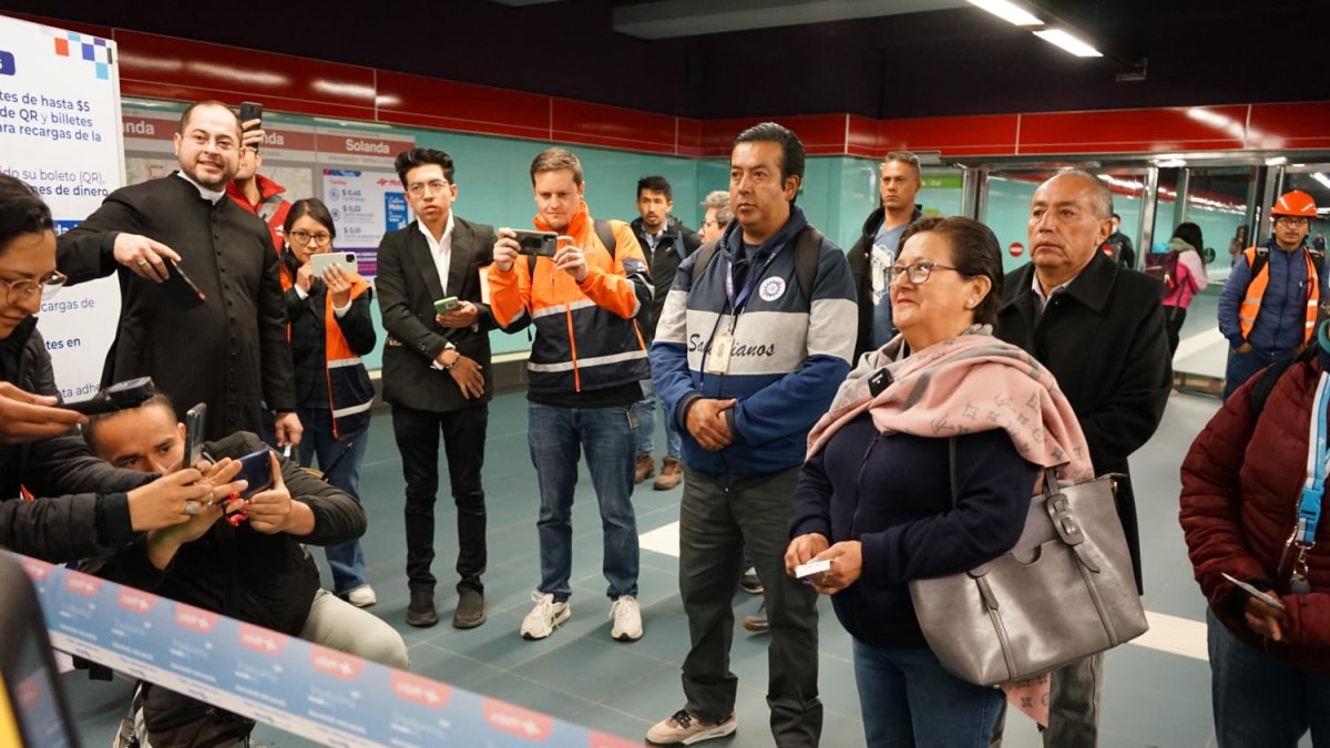 Los primeros usuarios en llegar al Metro de Quito.