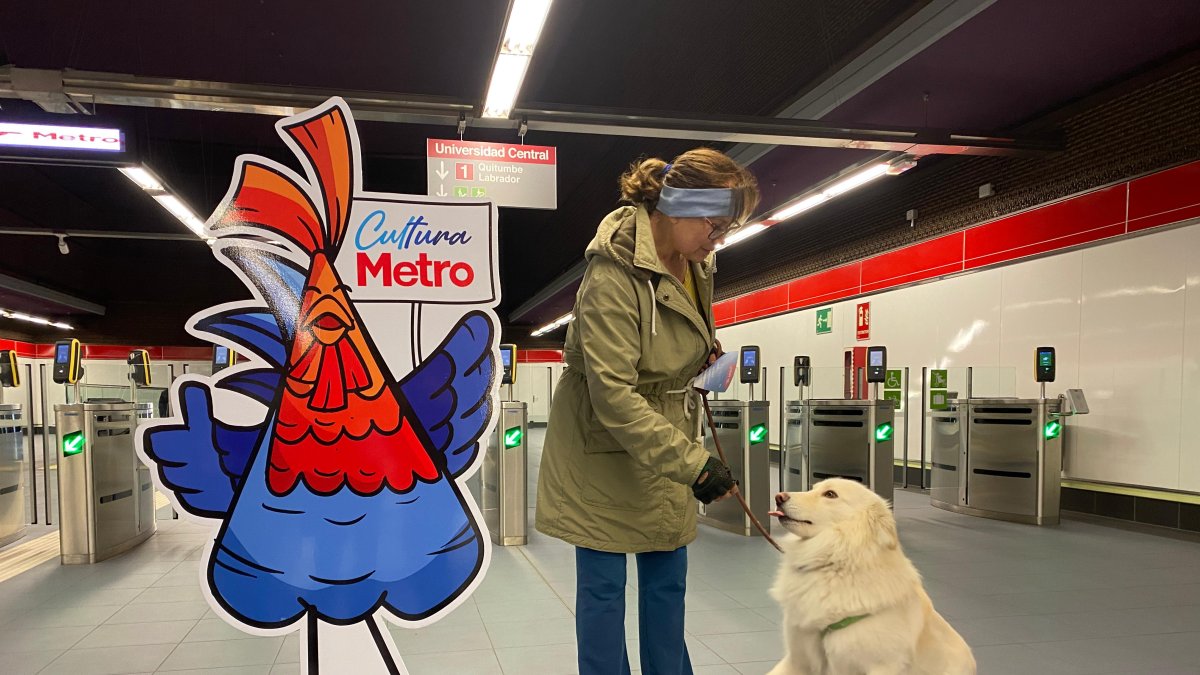 La mujer paseó con su fiel amigo por una de las estaciones del Metro de Quito.