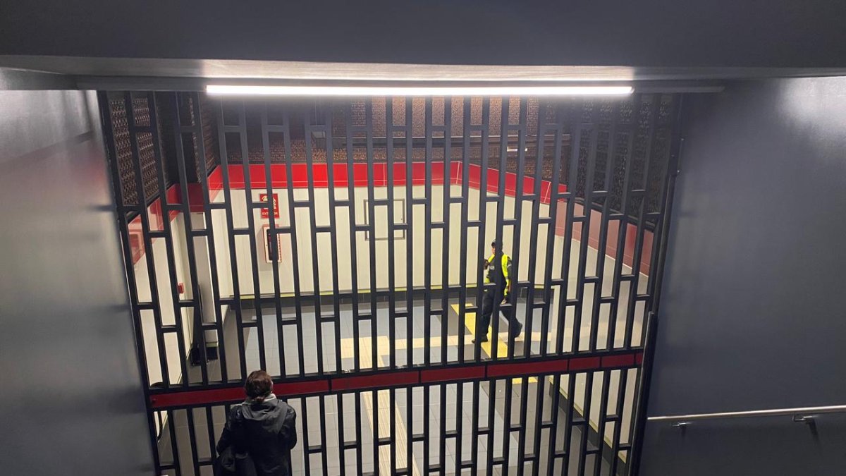 La estación de la Universidad Central no abrió a la misma hora que las demás.