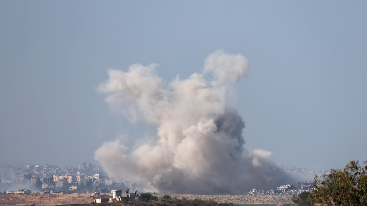 Poco antes de las 6:00 hora local (02 del viernes 1 de diciembre de 2023, de Ecuador) comenzaron a activarse las sirenas antiaéreas en localidades israelíes cercanas a la Franja de Gaza