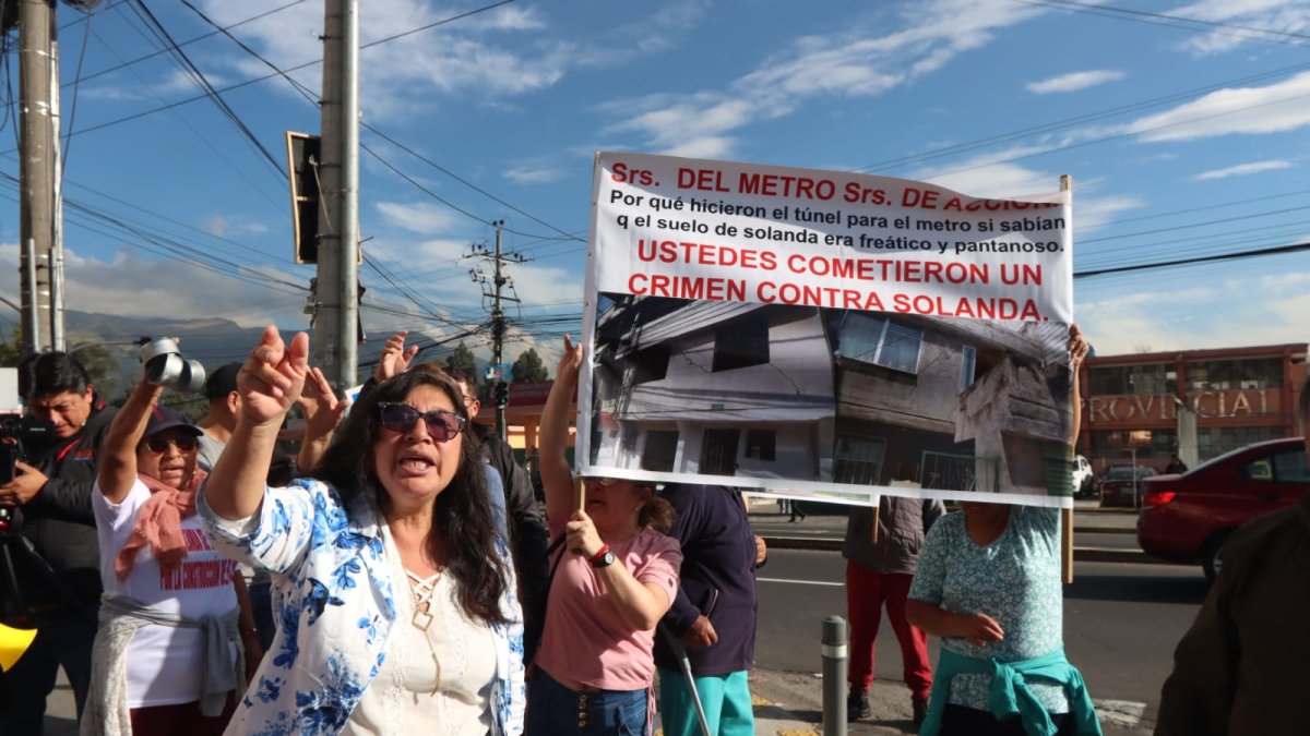 Los moradores de Solanda afirman que la construcción del Metro de Quito ha afectado las edificaciones de su sector